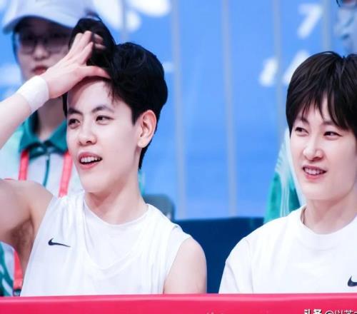 莱奥,范博梅尔看,好其罗本里,宝威体育官网,宝威体育直播,体育赛事直播,足球直播