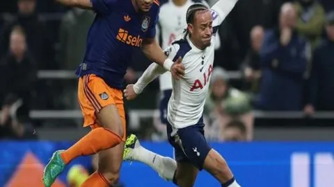 “战鹰棋牌团队新加坡校园行，再现“咬你”经典一幕”